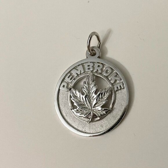 Vintage Sterling Silver Pembroke Canada Pendant Charm Maple Leaf - Picture 1 of 9